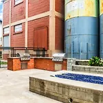 River View Oasis - 2Br Apt With Pool And Gym