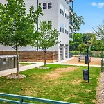 River View Oasis - 2Br Apt With Pool And Gym