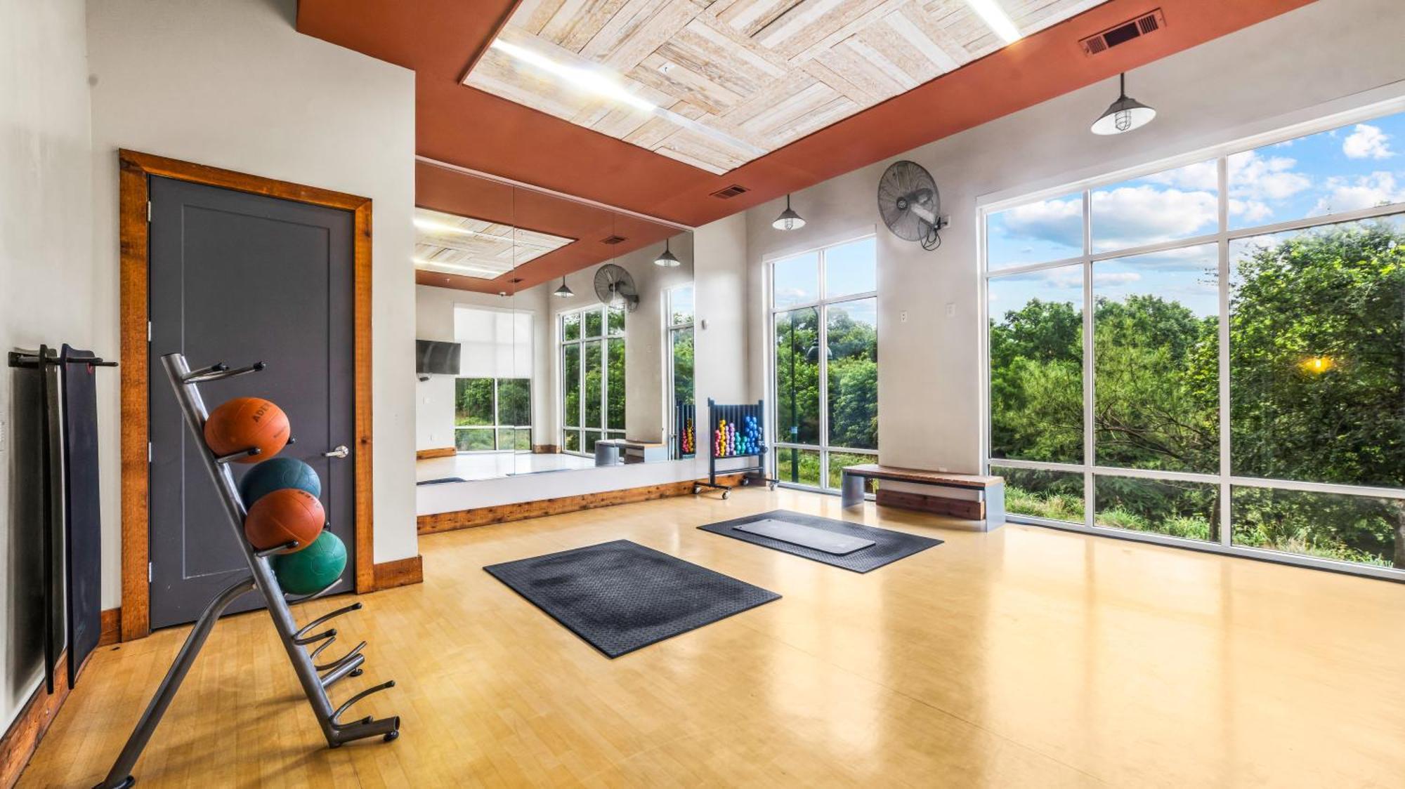 River View Oasis - 2br With Pool And Gym Apartment