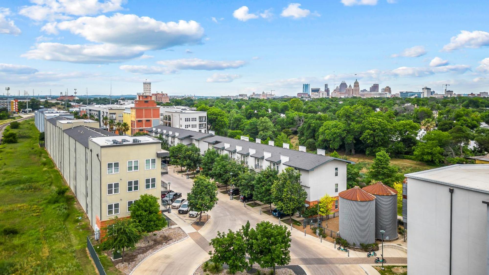 Apartment River View Oasis - 2br With Pool And Gym *